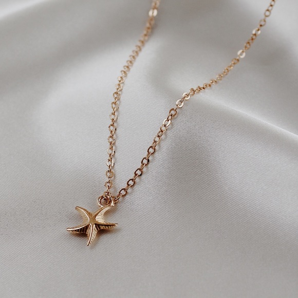 SALE 👀 Dainty Starfish Gold Chain Necklace - Picture 2 of 6